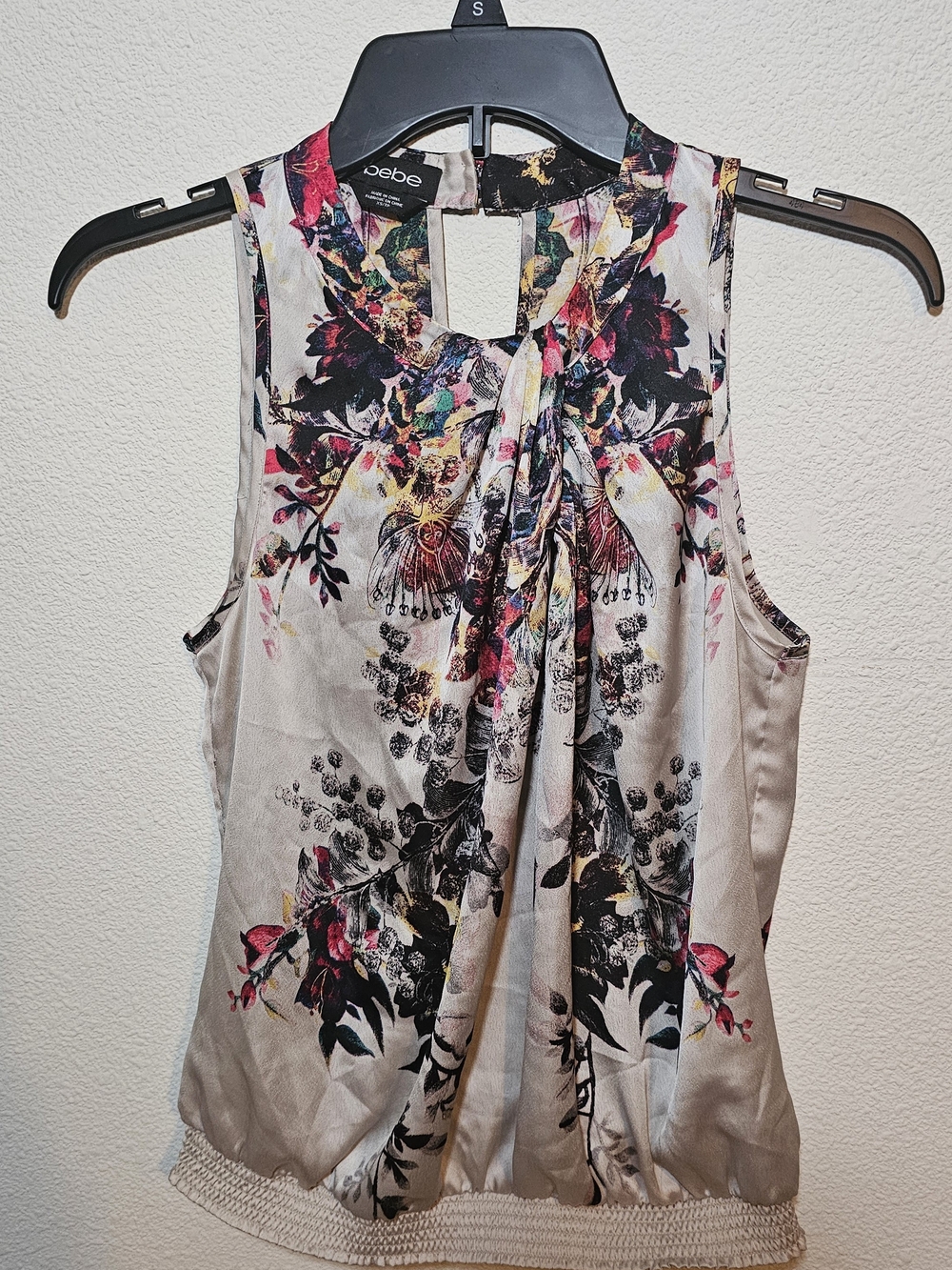 bebe Beige Floral Sleeveless Pleated Top